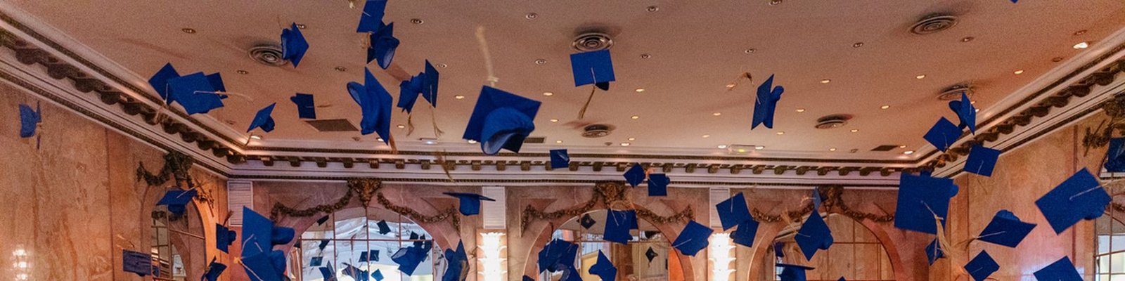 Chapeaux de diplômés lancés en l'air lors d'une cérémonie de remise des diplômes